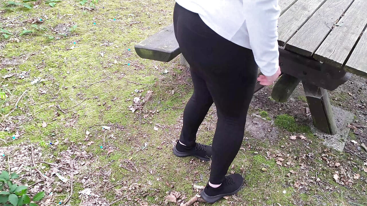 Röv, bröst och fitta som piskar på grillplatsen