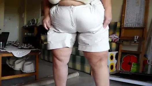 Jen şortunu işetiyor