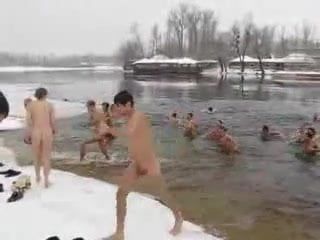 सर्दियों की झील में दुबले पतले पुरुष