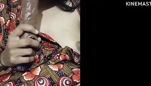 Meena использует дилдо, чтобы удовлетворить себя, когда никто не готов трахнуть ее