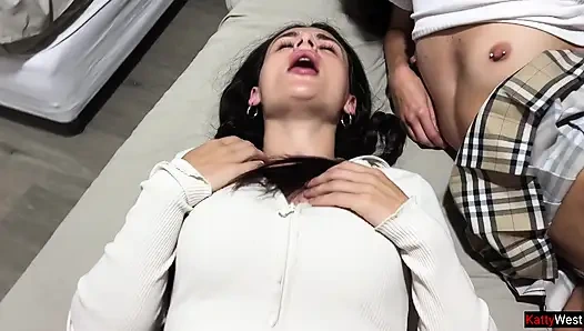 Hackerlar kız öğrencilerin yurda girmelerine ve sıkı amcıklarının ödülünü almasına yardımcı oldu