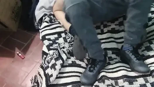 Montanolu kız yerdeki yatakla giyiniyor