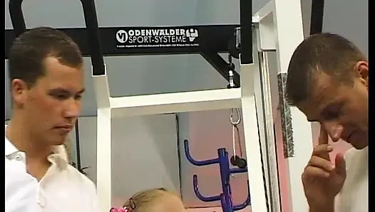 Minyon sarışın Alman bebek spor salonunda iki biniyor