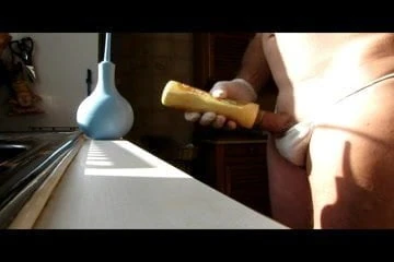 Ejaculation dans le tube de mayonnaise