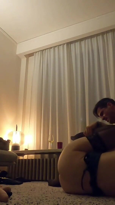 Ikoniskt ögonblick från "Homeparty med att byta sexiga kläder eskalerade snabbt pt.5"