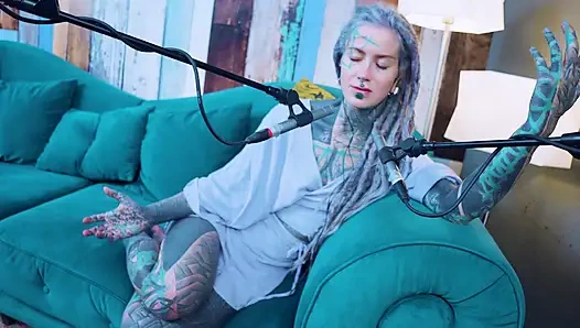 M hakkında konuşuyorum - müzik - asmr podcast sfw konuşuyor gotik sıska kız dreadlocks dövmeli model dövmeli kız