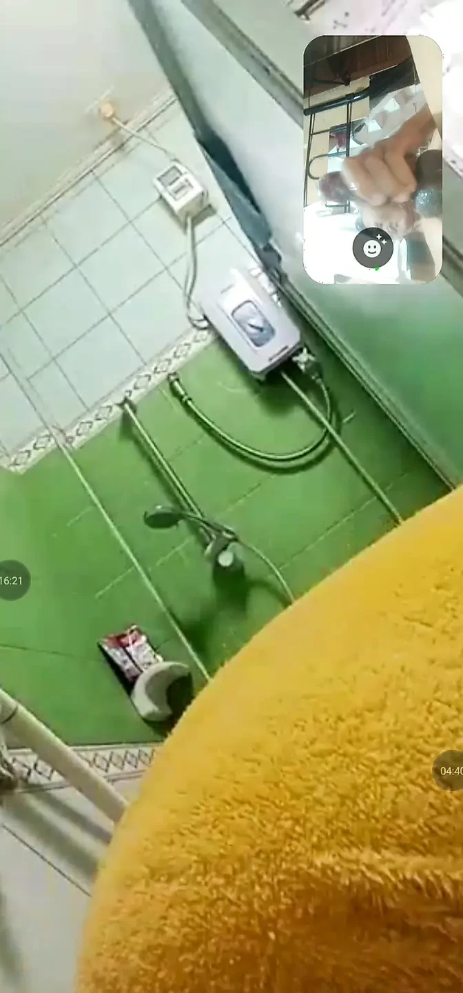 在我们玩过Assys洗澡后，我一边观看