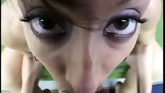 Geiles schätzchen genießt den geschmack und warmes sperma nach einem umwerfenden blowie