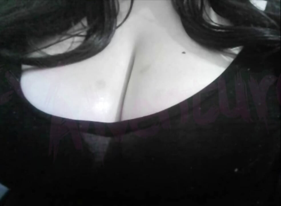Otaku, femme mariée sexy, regarde le hentai en jouant avec ses gros nichons n° 3