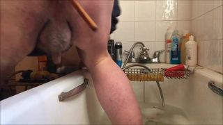 Hậu môn há hốc miệng trong bồn tắm với một quả chuối lột vỏ