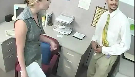 Edepsiz sarışın orta yaşlı seksi kadın için büyük genç bir yarak