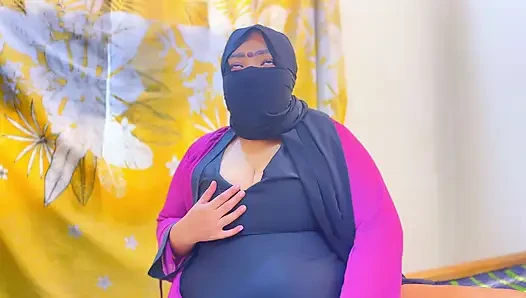Ibu tiri seksi arab iran lagi asik masturbasi memeknya di kamar hotel sama pria hotel!