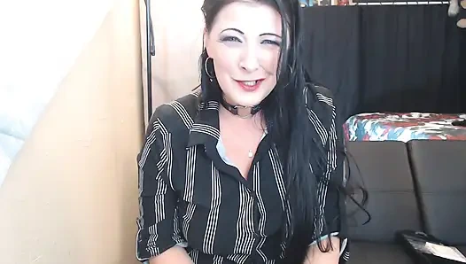 Наказание толстого пасыня с бритой головой