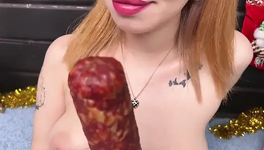 Студентка играет с колбасой в дырках