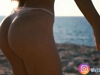 Gadis yang sangat seksi dengan twerking pantat yang luar biasa di pantai