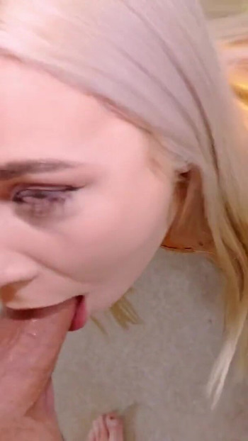 Ellie Shou yang kurus menelan air mani batang Toby Dari Punggungnya! | Klip 1