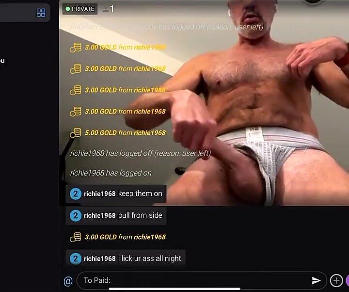 Chico trabajando desde casa