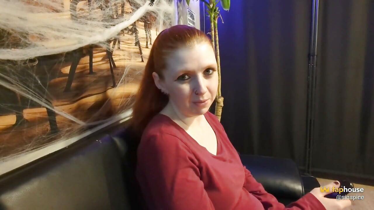 Azgın Üvey Kız Kardeşim Tabu Porno Izlerken Sevişmek Istiyor