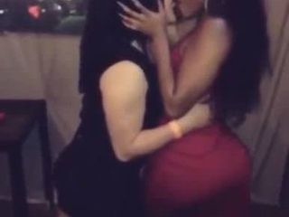 Latina -vrouwen kussen