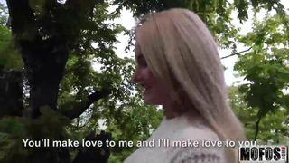 Une bombasse blonde baise en plein air dans une vidéo avec Aisha - MOFOS