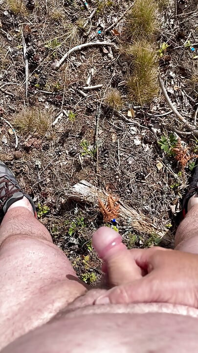 Drkanje u šumi na biciklističkoj turi