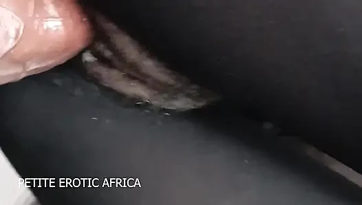 Lilltle Lovet amcığını ve götünü sikiyor