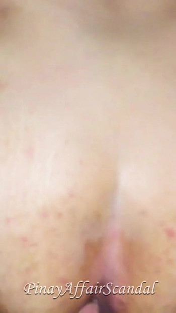 Epikus pillanat a "18 éves P19yo Pinay's Big Bouncing Tits - Hard Fuck" című filmből
