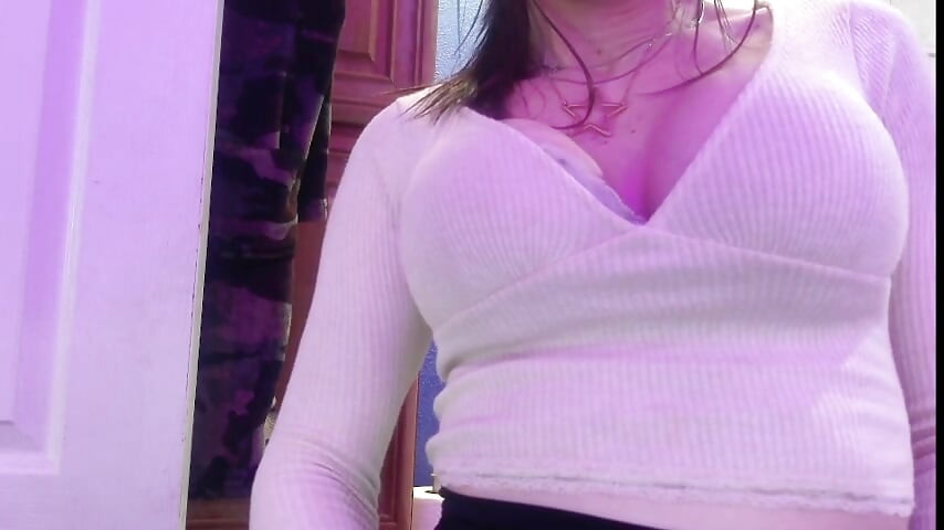Zoey Portland gwiazda porno bawi się swoją cipką w łazience przed sądem