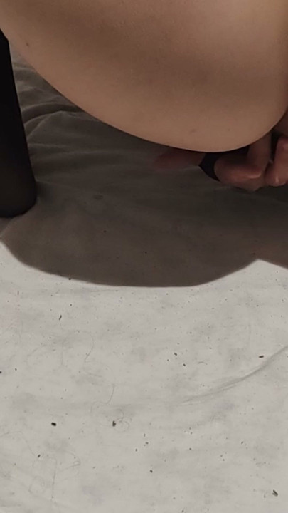 fingering my big femboy ass :3
