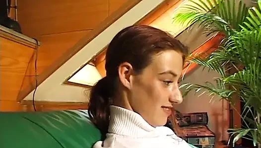 Kızıl saçlı genç kız bakış açısıyla yarak emmeden önce parmaklanıyor