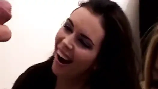 Дикий тройничок крошки-блондинки с фут-фетишем развлечением