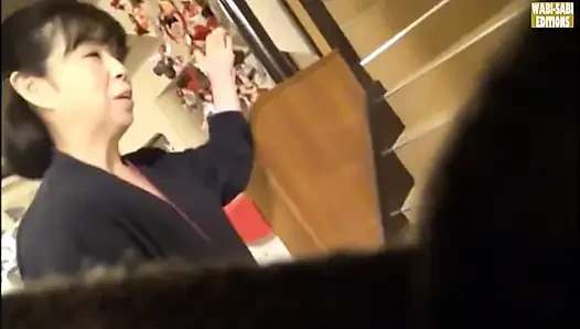 Özel bir oda seansında yakalanan bir kaplıca görevlisinin saatler sonra baştan çıkarılması -sahne.3