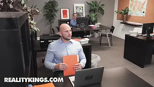 REALITY KINGS - Ateş gibi seksi stajyer Luna Legend, J Mac'e bir not bırakıyor ve sonunda eğilip onun yarağını alıyor