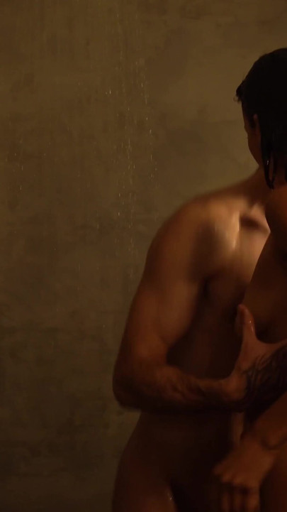 在淋浴間幹了一個多汁的黑髮女郎 |片段 1