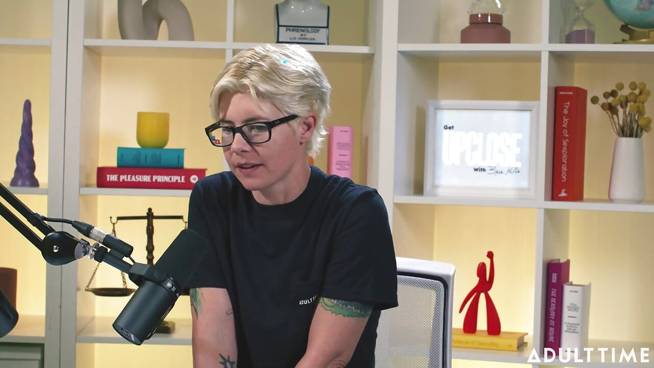 Khloe Kingsley squirte devant la caméra et drapeaux rouges