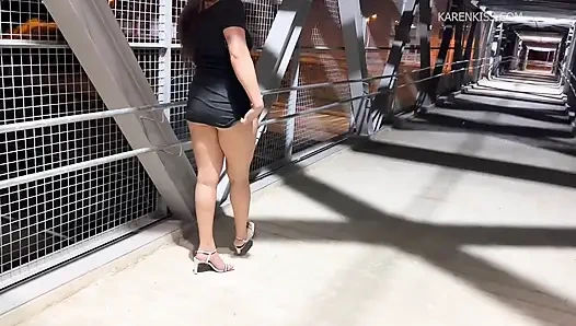 Fucking bareback in the dark street