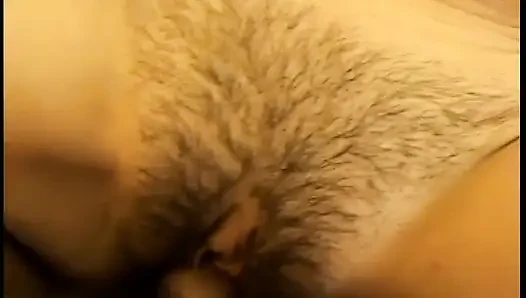Pelacur muda rambut cokelat dengan memek berbulu dientot dan dicrot di pantat
