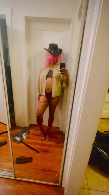 Un CD sexy en chocolat épais pose dans le miroir