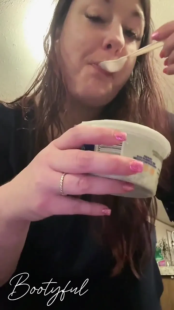 恶毒的胖美女放屁汇编在暴食后舐肿, 然后裸体和紧身裤毒气爆炸与Bella Blast