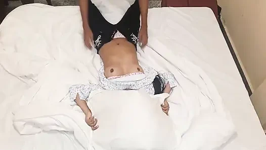 Горячая индийская подруга дези была двухкомнатной студенткой и трахается с бойфрендом