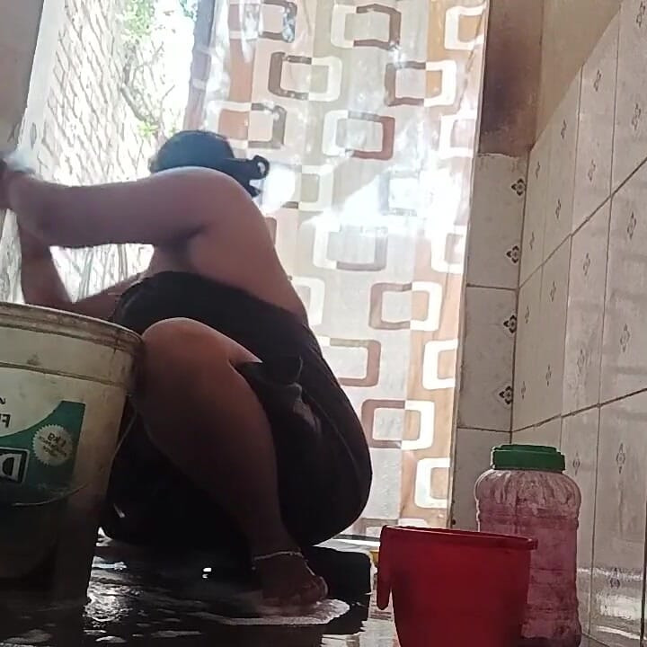 XXX Video of Naked Bhabhi Bathing