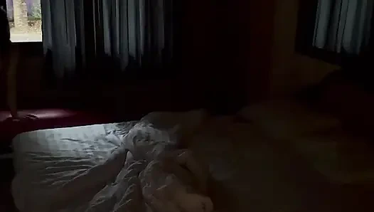 Istri saya suka pamer.