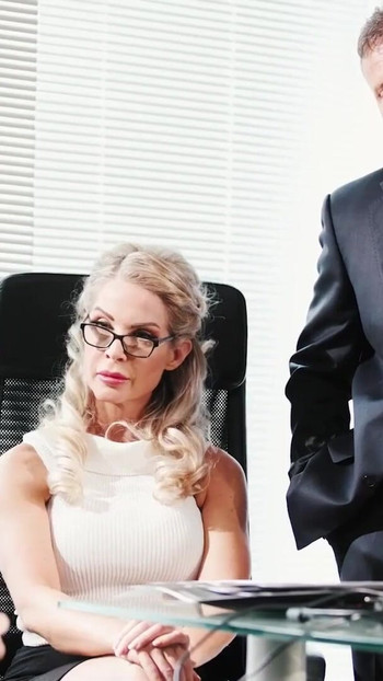 Prljava mala tajna u kancelariji sa Karinom King iz HR & George Uhl u Sinfulxx | Klip 1