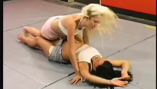 Sarışın ve esmer kızlar oyuncak dolu lezbiyen çılgınlığıyla güreşiyor