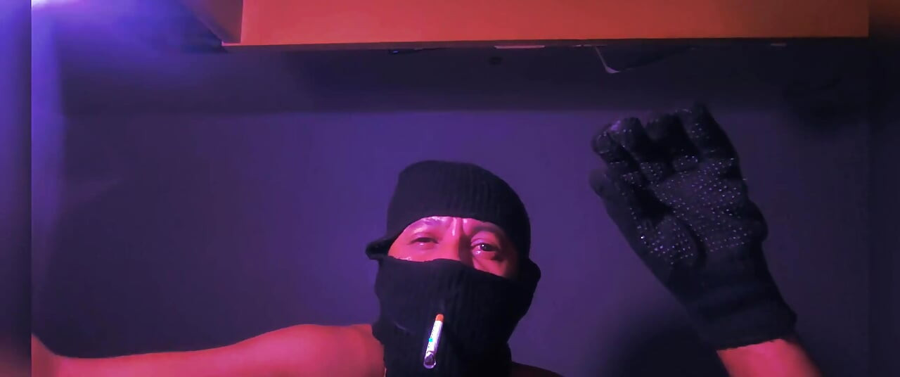 Balaclava Master, Sepatu Bot, Merokok, Cumming
