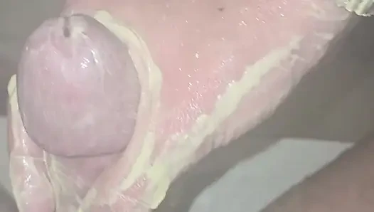 Aku lagi asik nyepong dan ngocok kontolnya di ruangan sauna, sampai toketku dicrot sperma hangat!