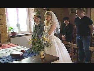 Azgın Fransız vaftiz anne düğün gününde grup seks yapıyor