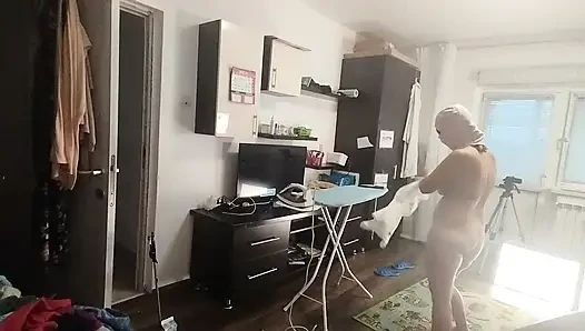 Seksi Esmer Evin Etrafında Çıplak Ev Işleri Yapıyor.