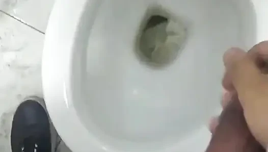 Uzun bir süre sonra yaşlı üvey kız kardeşimi kıyafetlerini değiştirirken gördüğümde penisime mastürbasyon yapıyorum