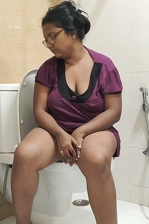 Watch This Curvy Indian Girl Masturbate on the Toilet